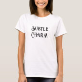 Subtle Charm Minimal Typography Tシャツ (正面)