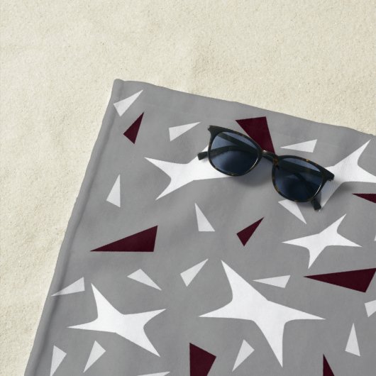 Subtle Geometry: Stars & Triangles – Grey ビーチタオル (インサイチュ)