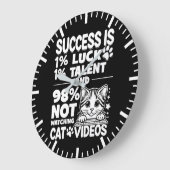 Success vs Cat Videos – 可愛おもしろいいやる気を起こさせる ラージ壁時計 (傾斜)