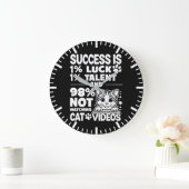 Success vs Cat Videos – 可愛おもしろいいやる気を起こさせる ラージ壁時計 (ホーム)