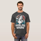 Suck My Wake Jet Ski Retro 70s Funny Jet Skiing Tシャツ (正面フル)
