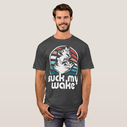Suck My Wake Jet Ski Retro 70s Funny Jet Skiing Tシャツ (正面フル)