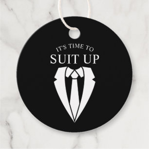 「SUIT UP」ブラックスーツとタイのグロムスマン提案 フェイバータグ