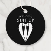 「SUIT UP」ブラックスーツとタイのグロムスマン提案 フェイバータグ (正面)