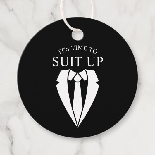「SUIT UP」ブラックスーツとタイのグロムスマン提案 フェイバータグ (正面)