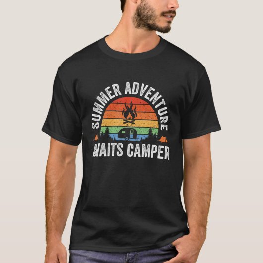 Summer Adventure Awaits Camper Tシャツ (正面)