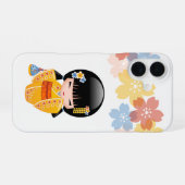 Summer Kokeshi Doll - Yellow Kimono Geisha Girl iPhone 16ケース (裏面横)