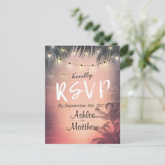 Summer's 結婚 String Lights Palm Tree RSVP返信 インビテーションポストカード (スタンド正面)