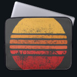 SUNヴィンテージグランジサークルイラストレーションvintage, ci ラップトップスリーブ<br><div class="desc">SUNヴィンテージサークグランジルイラストヴィンテージ，サーフ，太陽，虹，背景，サンセット，ロゴ，日の出，グラフィック，レトロ，マイアミ，自然，ラウンド，ビーチ，ラベル，シャツ，ヴィンテージ，水色，抽象色，レトロ，イラストレーション, </div>