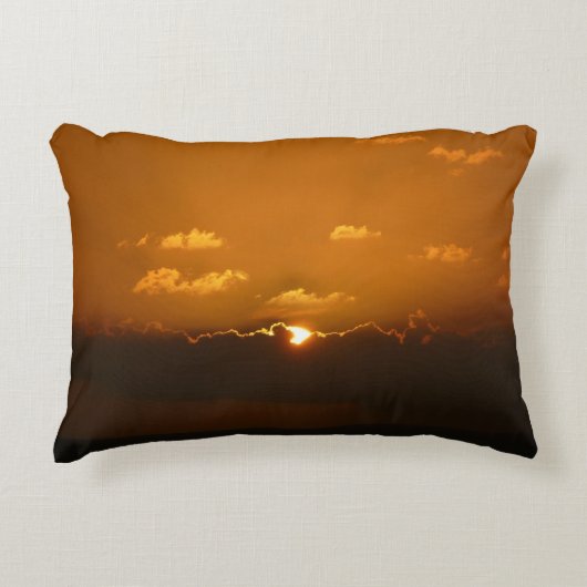 Sun Behind Clouds I Orange Sunset Photo アクセントクッション (正面)