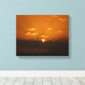 Sun Behind Clouds I Orange Sunset Photo キャンバスプリント (インサイチュ (ウッドフロア))
