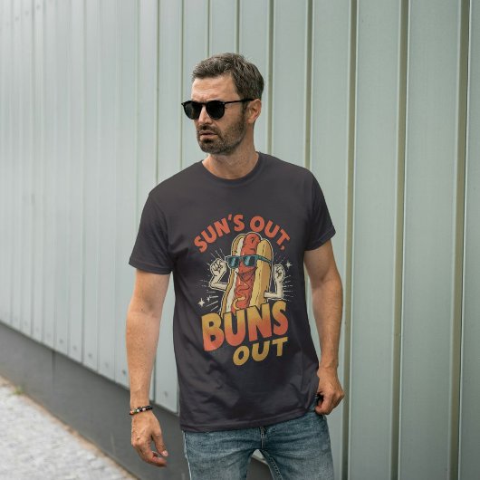 Sun’s Out Buns Out – Funny Hotdog Pun Summer BBQ Tシャツ