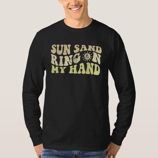 Sun Sand Ring On My Hand Groovy Bachelorette Party Tシャツ (正面)