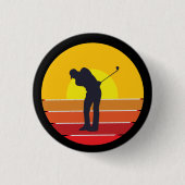 Sun Set背景にシルエットゴルファーがゴルフをする 缶バッジ (正面)