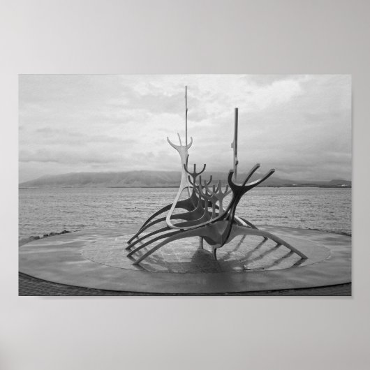 Sun Voyager Sculpture、レイキャビク、アイスランド、B/W ポスター (正面)