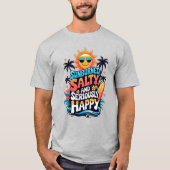 Sunburned Salty and Happy – Retro Beach Vibes Tシャツ (正面)