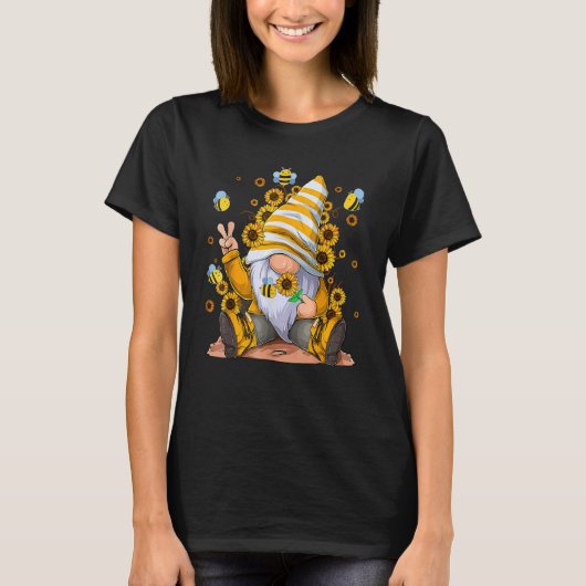 Sunflower Gnome With Bee  Hippie Gnome For Flower  Tシャツ (正面)