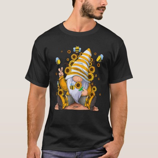 Sunflower Gnome With Bee  Hippie Gnome For Flower  Tシャツ (正面)