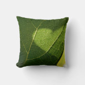Sunlit Leaf Heart Throw Pillow クッション (正面)