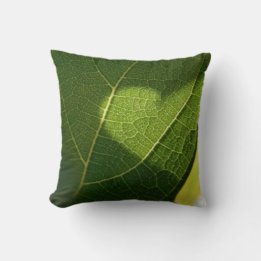 Sunlit Leaf Heart Throw Pillow クッション (正面)