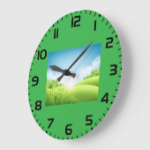 Sunny Green Field Landscape ラージ壁時計 (傾斜)
