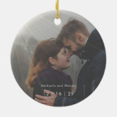 Sunraysミニマルフォト初めてのクリスマス結婚ズ セラミックオーナメント (裏面)