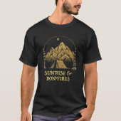 Sunrise and Bonfires Camping Sayings Camper Quotes Tシャツ (正面)