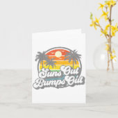 Suns Out Bumps Out Beach Funny Pregnancy Cute Mate カード (黄色い花)