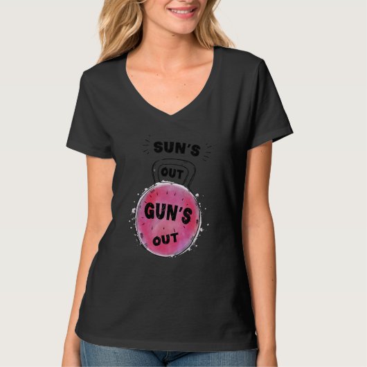 Sun's Out Guns Out Kettlebell Graphic Bodybuildin Tシャツ (正面)