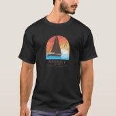 Sunset Beach NC Vacationing Sailboating Sunrise Tシャツ (正面)