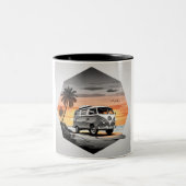 "Sunset Kombi Beach Mug - Coastal Adventure Cup" ツートーンマグカップ (中央)