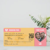 Sunset Pink & Goldenrod Boarding Pass Wedding 招待状 (スタンド正面)