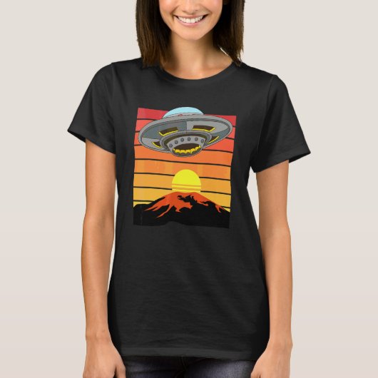 Sunset Sci Fi Alien Unidentified Flying Object Mou Tシャツ (正面)
