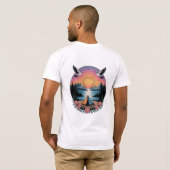 Sunset Serenity Vintage Camping & Mountain Escap Tシャツ (裏面フル)