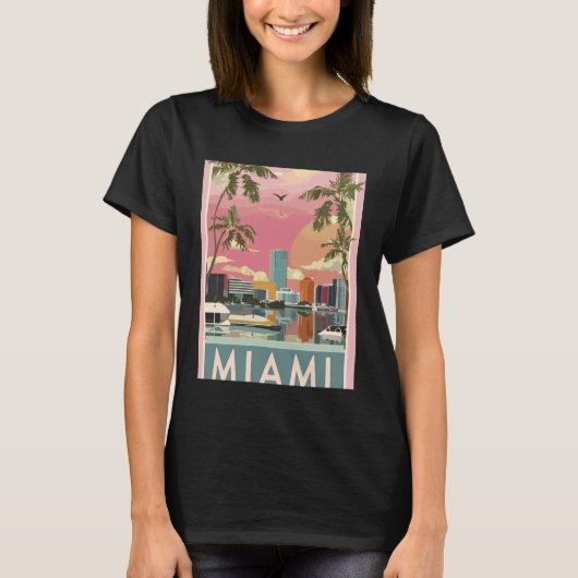 Sunset Sky Over Miami Skyline & Palm-Lined Bay Tra Tシャツ (正面)