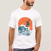 Sunset Surfing Vibes T-Shirt – Retro Beach Wave Su Tシャツ (正面)