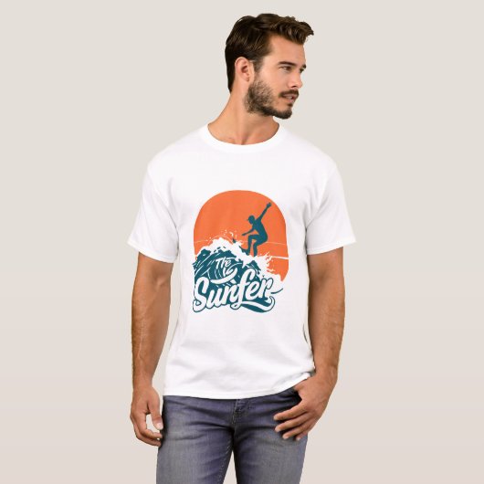 Sunset Surfing Vibes T-Shirt – Retro Beach Wave Su Tシャツ (正面フル)