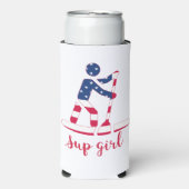 Sup女の子 – アメリカンフラッグスタンドアップパドルボーダー スリム缶クーラー (Seltzer正面)