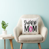 Super Mom Throw Pillow – Cozy Mother Gift クッション (椅子)