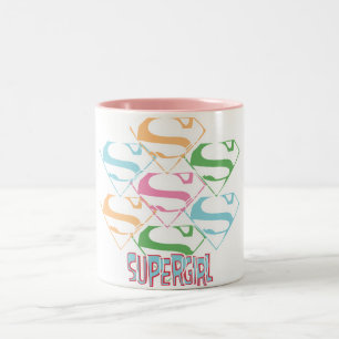 Supergirlのパステル調のロゴのコラージュ ツートーンマグカップ