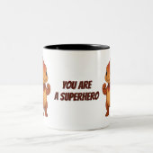 Superhero – Niedliche Dino‑Tasse mit Mutmach Tekst ツートーンマグカップ (中央)