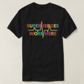 Superheroes Work Here  Tシャツ (デザイン正面)