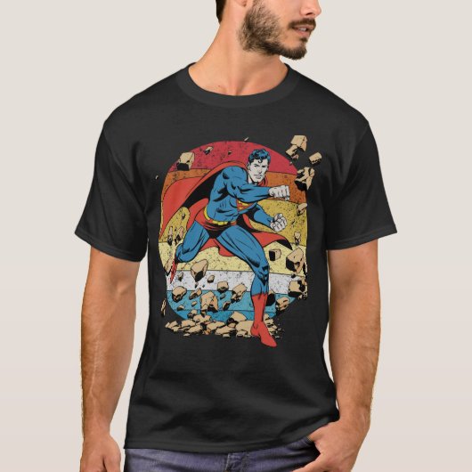 Superman Breaking Wall Retro – Vintage Comic Hero  Tシャツ (正面)