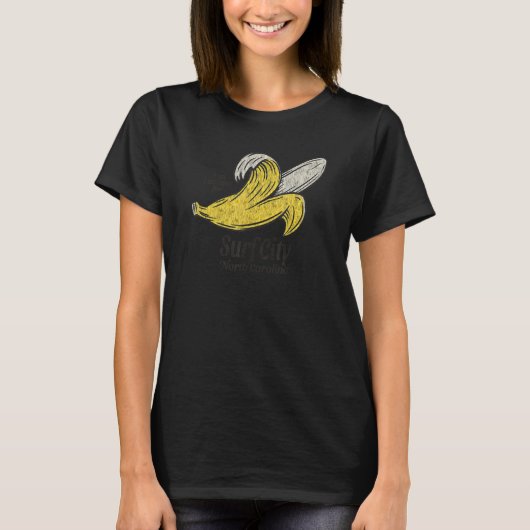 Surf City, NC Summertime Vacationing Banana Tシャツ (正面)
