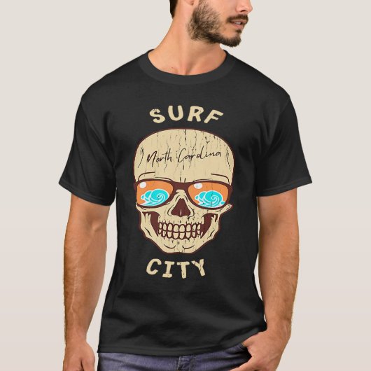 Surf City NC Summertime Vacationing Skull Sunglass Tシャツ (正面)