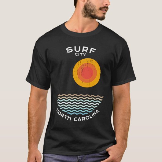 Surf City NC Summertime Vacationing Squiggly Waves Tシャツ (正面)