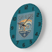 Surf Rescue Lifeguard Patrol Est 1950 ラージ壁時計 (傾斜)