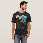 Surf With Me - レトロビーチの雰囲気 Tシャツ (正面フル)