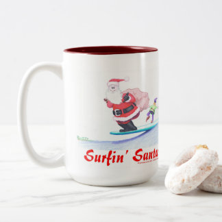Surfin Santa Claus and a bailin' elf! ツートーンマグカップ