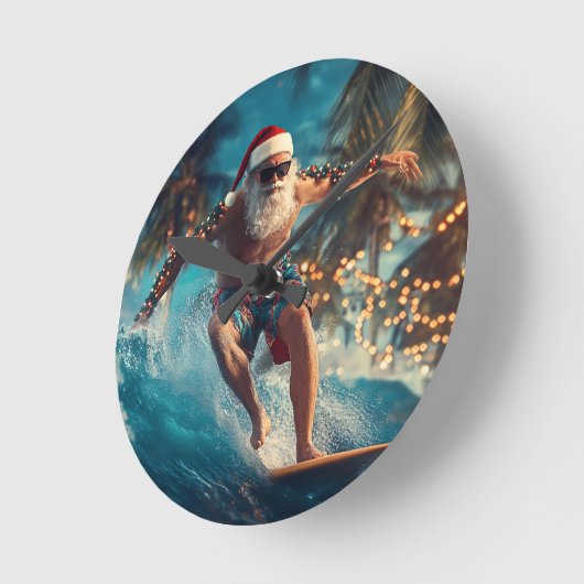 Surfing Santa Wall Clock - Fun Tropical Christmas ラウンド壁時計 (傾斜)